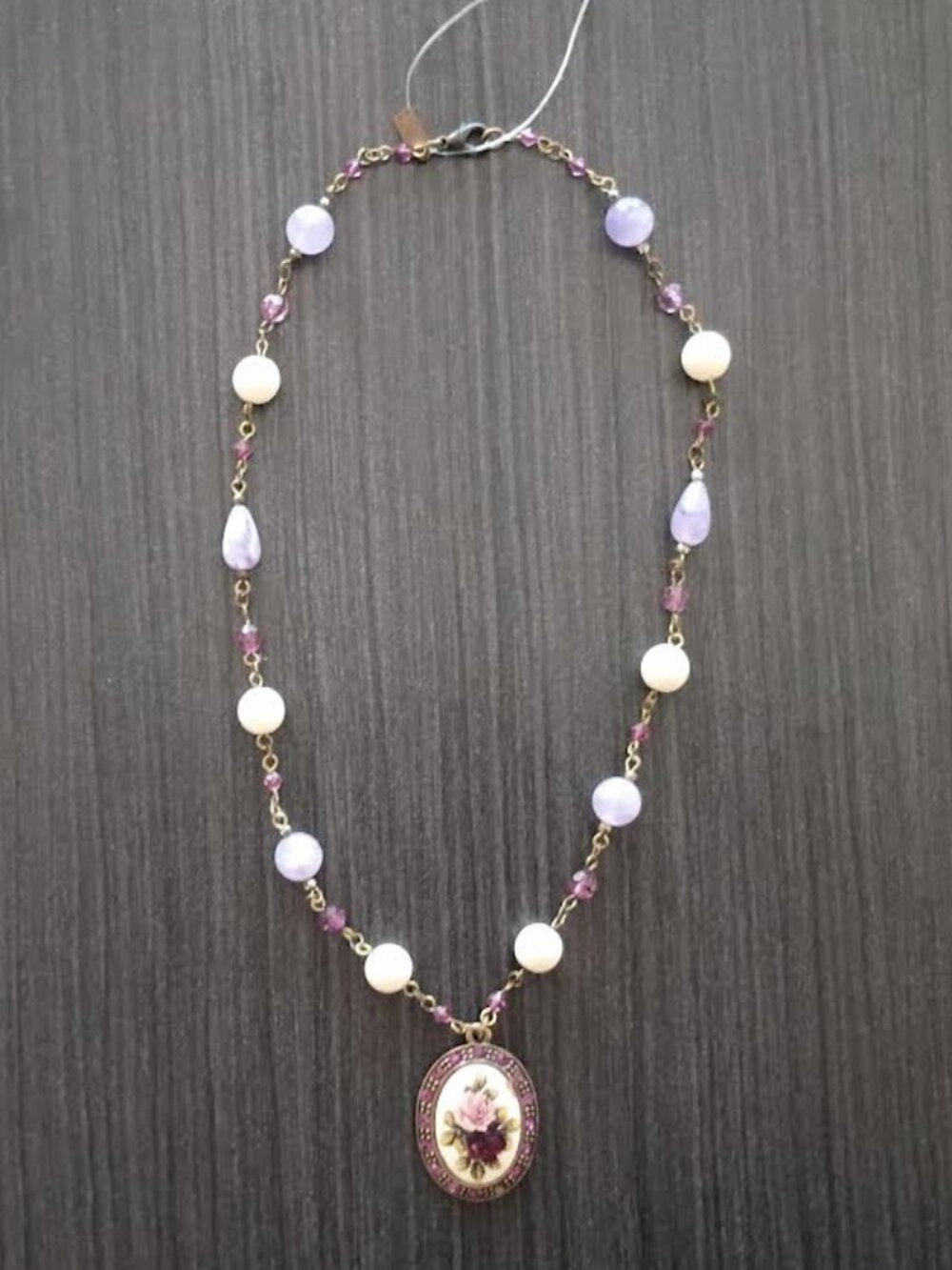 1928 BRAND FLORAL CAMEO BEADED NECKLACE BRASS TONE PURPLE CREAM STAMP TAG